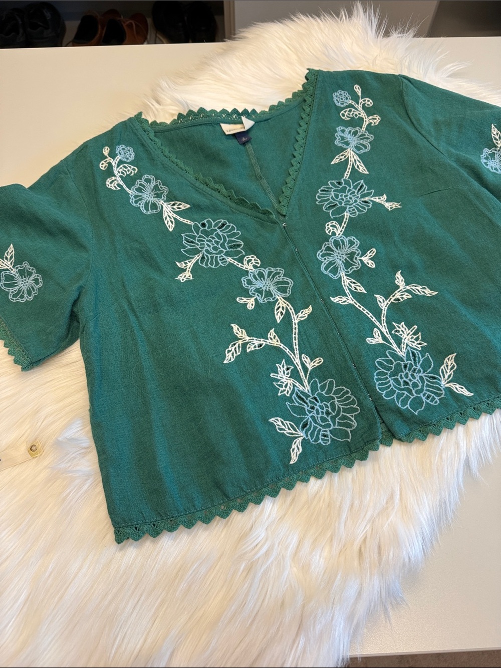 Universal Thread Teal Cropped V-neck with White Floral Embroidery size S
